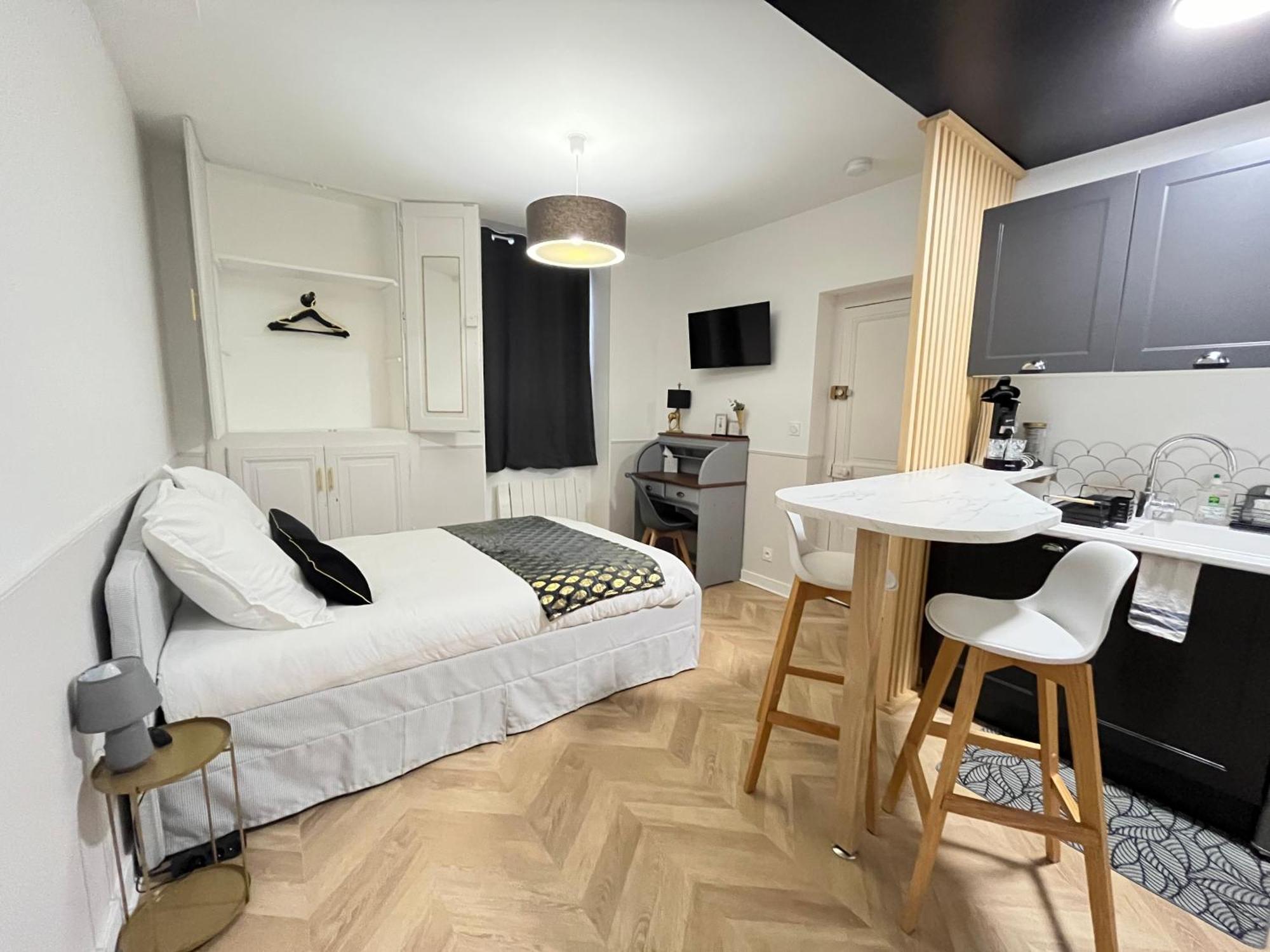 Le Studio Haslay Seraucourt En Plein Coeur De Ville De Bourges - Charme De L Ancien Et Confort Contemporain Room photo